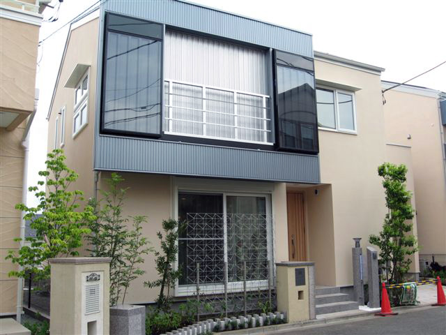 Glazed solar collector panel